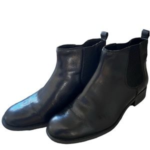 Black leather Nine West booties size 7.5